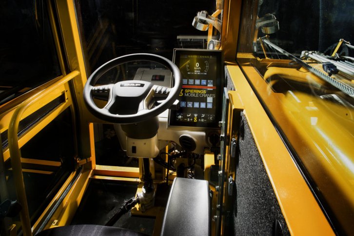 Blauw gaat voor groen! Nieuwe compacte krachtpatser (Spierings SK487-AT3 City Boy Plug-in Hybrid eDrive) met 40 meter gieklengte en een hijshoogte van 30,30 - 55,45 meter in aantocht. Door zijn volledig elektrische rijmodus en kraanbesturing uniek in zijn soort.