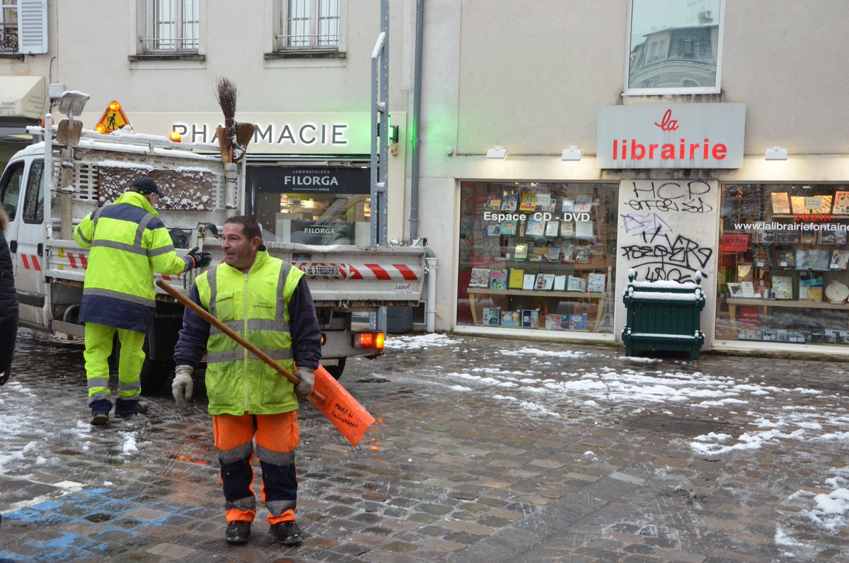 VilledeFbleau's tweet photo. #ÉpisodeNeigeux #SeineetMarne
2 saleuses sillonnent #Fbleau + opérations de salage à la main par les agents : places, arrêts de bus, cours d'écoles, rues piétonnes...
Merci aux nbreux internautes qui ont salué l'efficacité du service public Bellifontain & encouragé les équipes https://t.co/3hEmc0lCN9