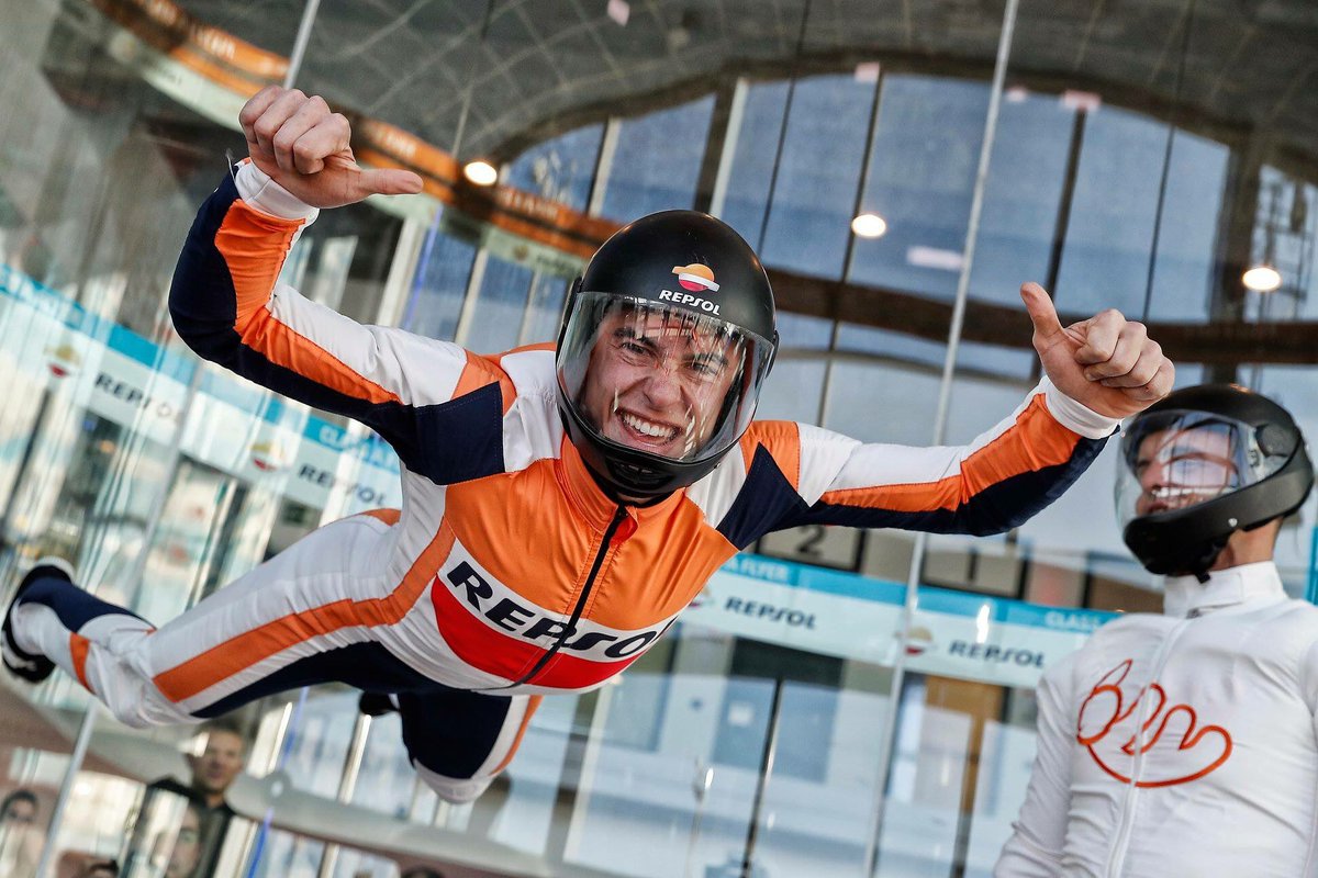 PrensaSport_'s tweet photo. Ayer @marcmarquez93 y @26_DaniPedrosa se enfundaron los monos de vuelo para probar el túnel del viento más grande de Europa en el evento que organizamos junto a @box_repsol en Madrid 🔝. ¡El #EquipoRepsolFly2018 está listo para volar bien alto! ✈️😊 https://t.co/qGtiuxVIoP