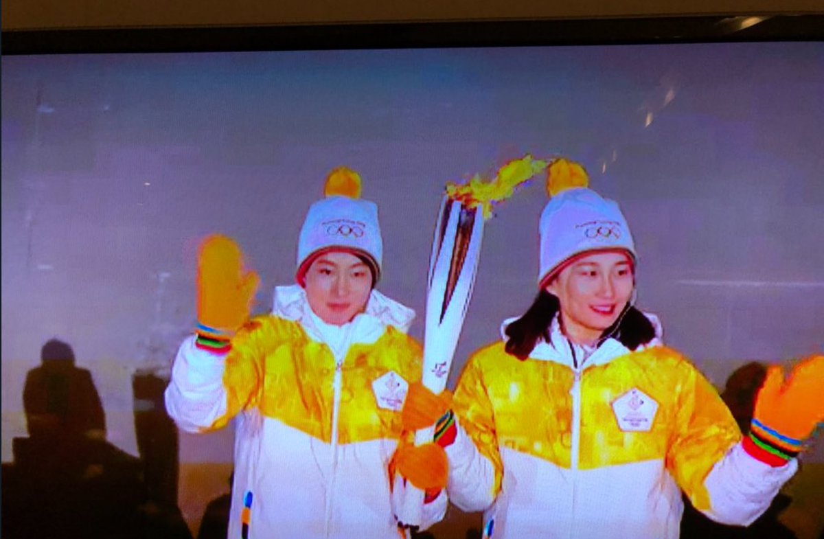 bertalele's tweet image. Si è aperto un nuovo emozionante libro di storia, sicuramente con il tocco di @Pontifex_it #PapaFrancesco #Olimpiadi #PyongChang2018 Sono immagini che sarebbero da far vedere dappertutto, perché s'inzia così se si vuole #PACE.. Accensione del braciere insieme con le due #Coree ..