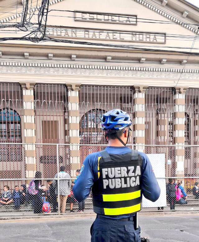 j_j_andrade's tweet photo. Hoy a las 10am en la Escuela Castro Madriz anunciaremos el Operativo #ClasesSeguras2018, acciones disuasivas y preventivas para proteger a nuestros niños y jóvenes en este nuevo año lectivo.
Siga todas las actividades por el Facebook de @fuerzapublicaCR a partir de las 9am https://t.co/5Ie9ElFJWm