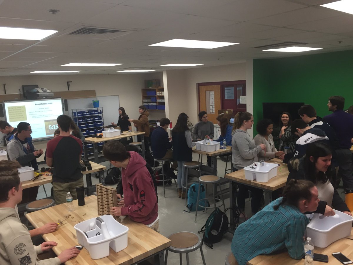 jwilson_HW's tweet image. Humanities Ss embark on a project-based adventure. First stop the #collaboratory to learn about the space and materials. Ss were given 10 minutes to create a 3D representation of the "effects of war on an individuals humanity." #icebreaker #getcreative
