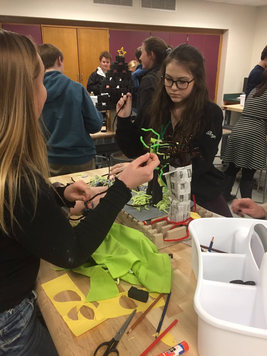 jwilson_HW's tweet image. Humanities Ss embark on a project-based adventure. First stop the #collaboratory to learn about the space and materials. Ss were given 10 minutes to create a 3D representation of the "effects of war on an individuals humanity." #icebreaker #getcreative