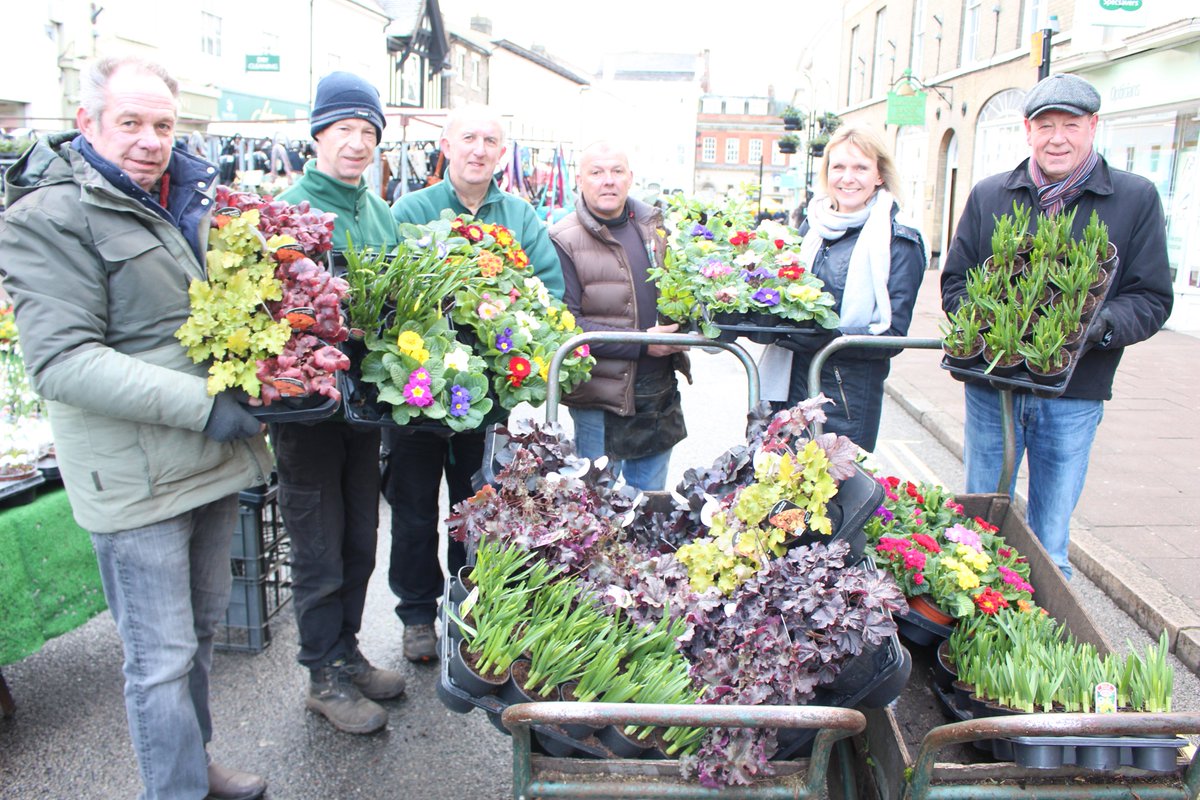 WestSuffolkMKTs's tweet image. Planters all planted up thanks to @burystedmarket traders for supplying plants @stedsbc gardeners for a great job &amp;amp; @BuryinBloom for supporting local markets @nmtf @nabma @Mel4Bury @ourburysteds