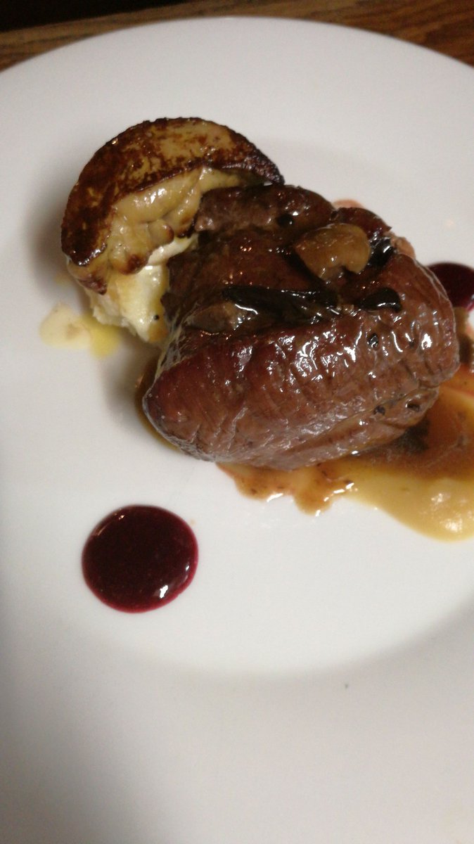 luisalduru88's tweet photo. #solomillodeternera #frutosrojos #pasteldepatata y #foie #carnes selectas #quintanardelasierra #foodporn https://t.co/FholZy8gm9