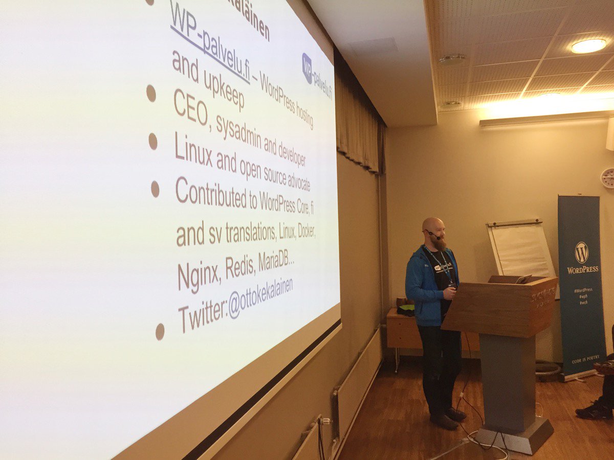 Seravon <a href="/ottokekalainen/">Otto Kekäläinen</a> lavalla puhumassa WordPress lisäosien laadun parantamisesta ja testaamisesta. #wcjkl #wpfi