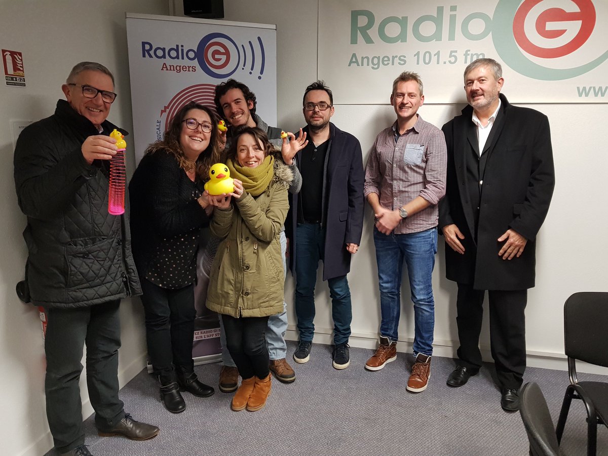 DuckRaceAngers's tweet photo. Les canards ont fait leur show à la télévision sur @Angers_Tele : https://t.co/aAQemZdPZ5  et à la radio @RadioGangers : https://t.co/0bmxqzwlm5. 🐥😎 avec la participation de Jean-Philippe Boismery et Jean Claude Fayet, en charge de la commission #DuckRaceAngers https://t.co/kiBeXs0oI8