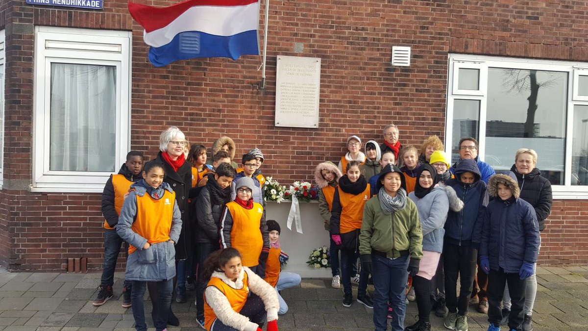 Obsdevoorzaan's tweet image. Herdenking bij ons adoptie monument aan de Prins Hendrikkade in Zaandam. Plechtig en mooi moment met groep 8. #oorlogsmonument #Zaanstad #ZaanPrimair
