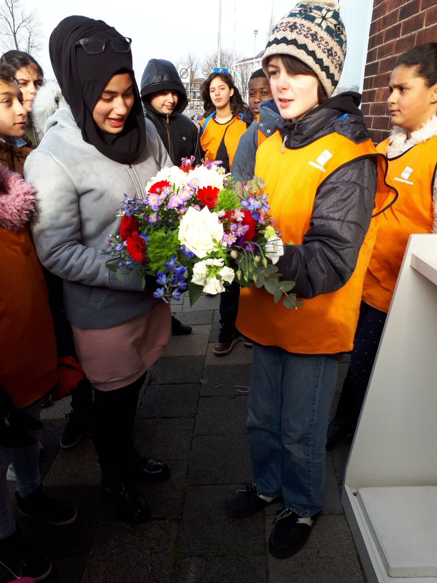 Obsdevoorzaan's tweet image. Herdenking bij ons adoptie monument aan de Prins Hendrikkade in Zaandam. Plechtig en mooi moment met groep 8. #oorlogsmonument #Zaanstad #ZaanPrimair