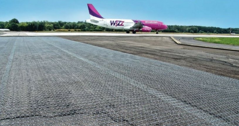 Maccaferri_FR's tweet photo. Ils ont parlé de nous! Consultez l’article de la @RGRA1 sur notre #RoadMesh en #renforcement de #chaussée. Les résultats des tests de performance montrent les avantages du #RoadMesh en comparaison avec des chaussées non renforcées:
https://t.co/xzledEFQuc https://t.co/vGeO63lJ8f