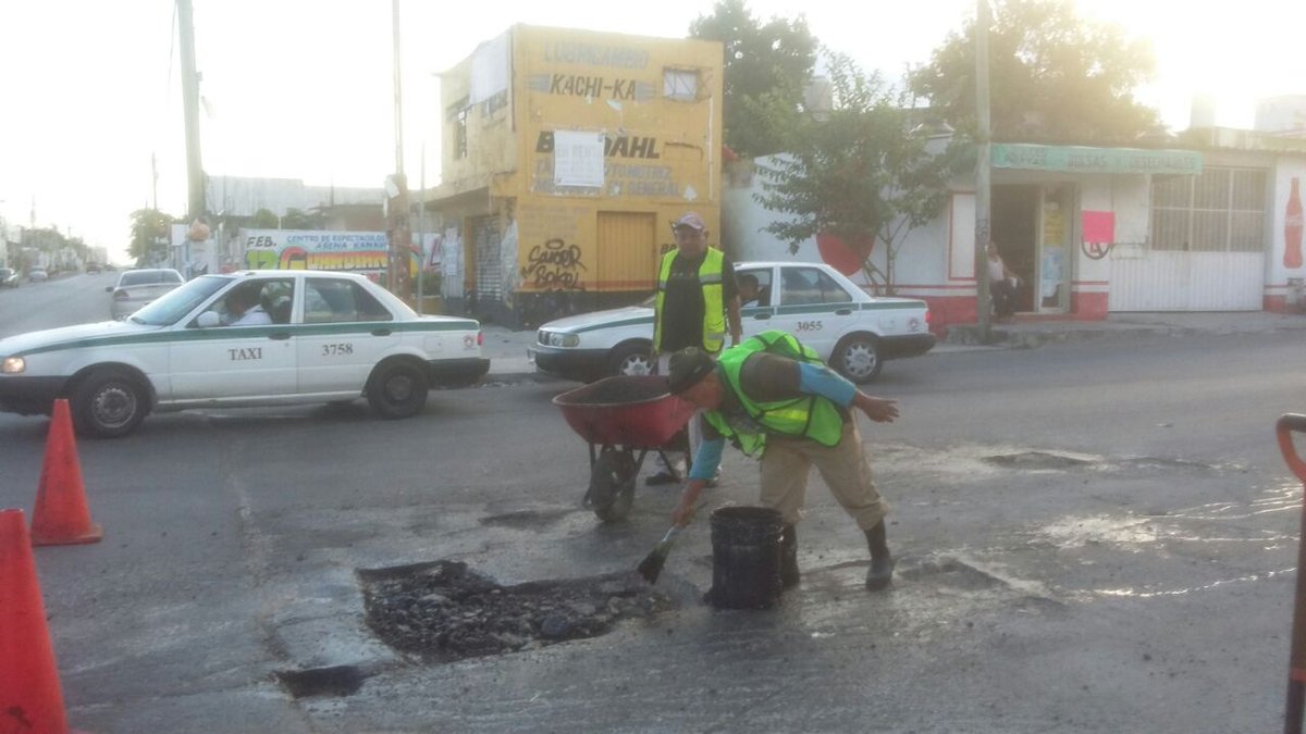 SerPublicosBj's tweet photo. Contamos con #BrigadasVerdes trabajando en el mantenimiento de vialidades en la Sm. 90, Av. Torcasita #NoPararemos✅

@rembertoestrada @RogerEspinosaR @jlcgcachorro @manolomprieto @AytoCancun https://t.co/3sgNQCI9kE