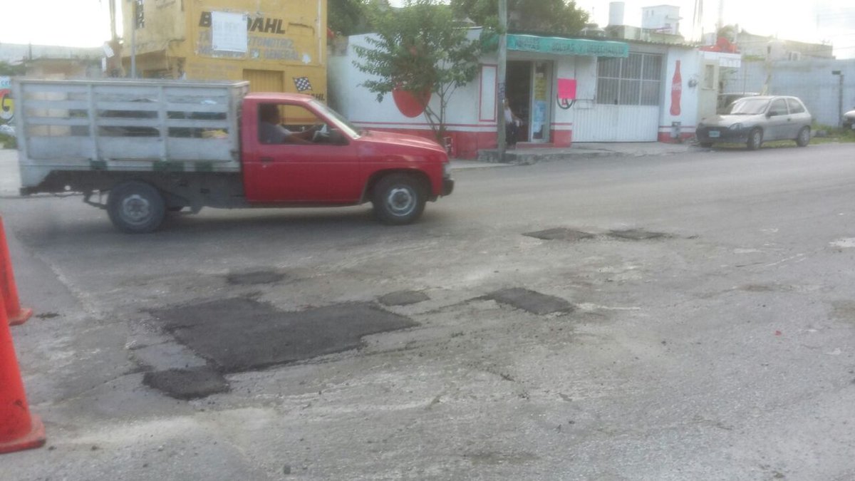 Contamos con #BrigadasVerdes trabajando en el mantenimiento de vialidades en la Sm. 90, Av. Torcasita #NoPararemos✅

<a href="/rembertoestrada/">Remberto Estrada</a> <a href="/RogerEspinosaR/">Roger EsPro</a> <a href="/jlcgcachorro/">jlcg cachorro</a> <a href="/manolomprieto/">manuel prieto loera</a> <a href="/AytoCancun/">Ayto Benito Juárez</a>