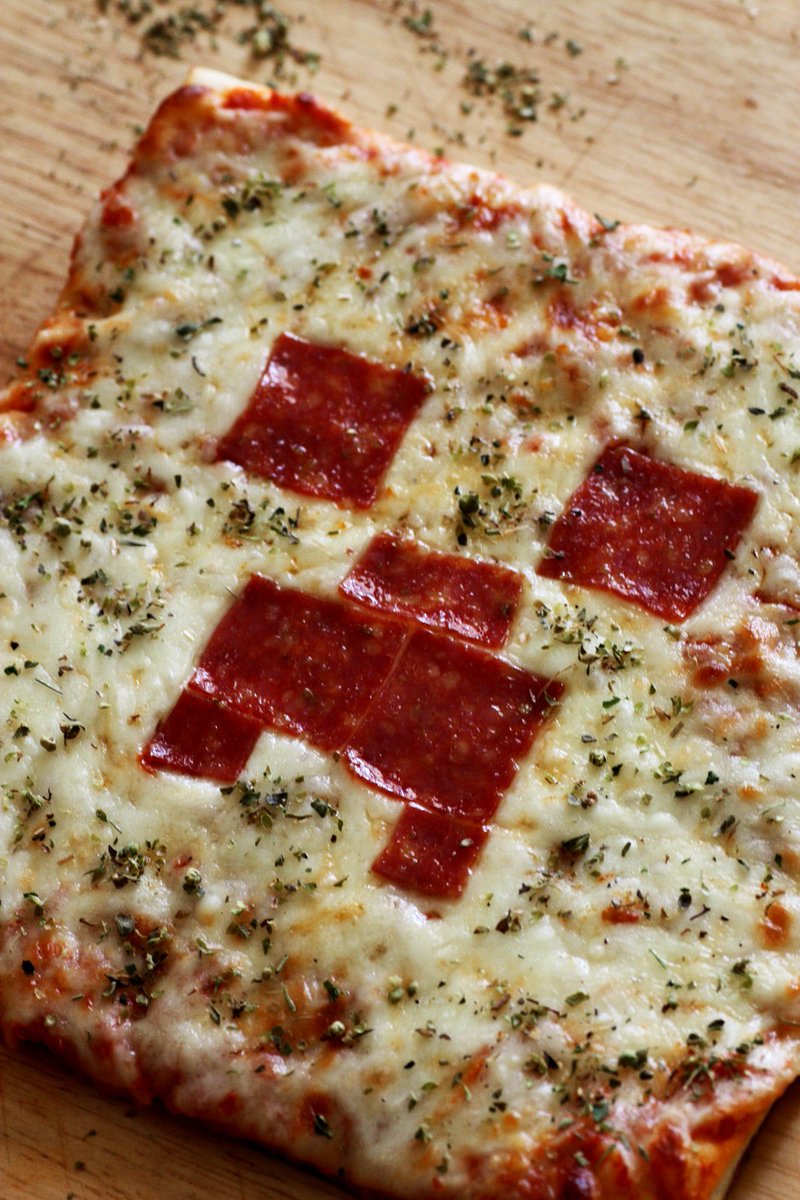 Overworldevent's tweet image. #NationalPizzaDay Can I have my pizza with extra creeper please? #minecraft