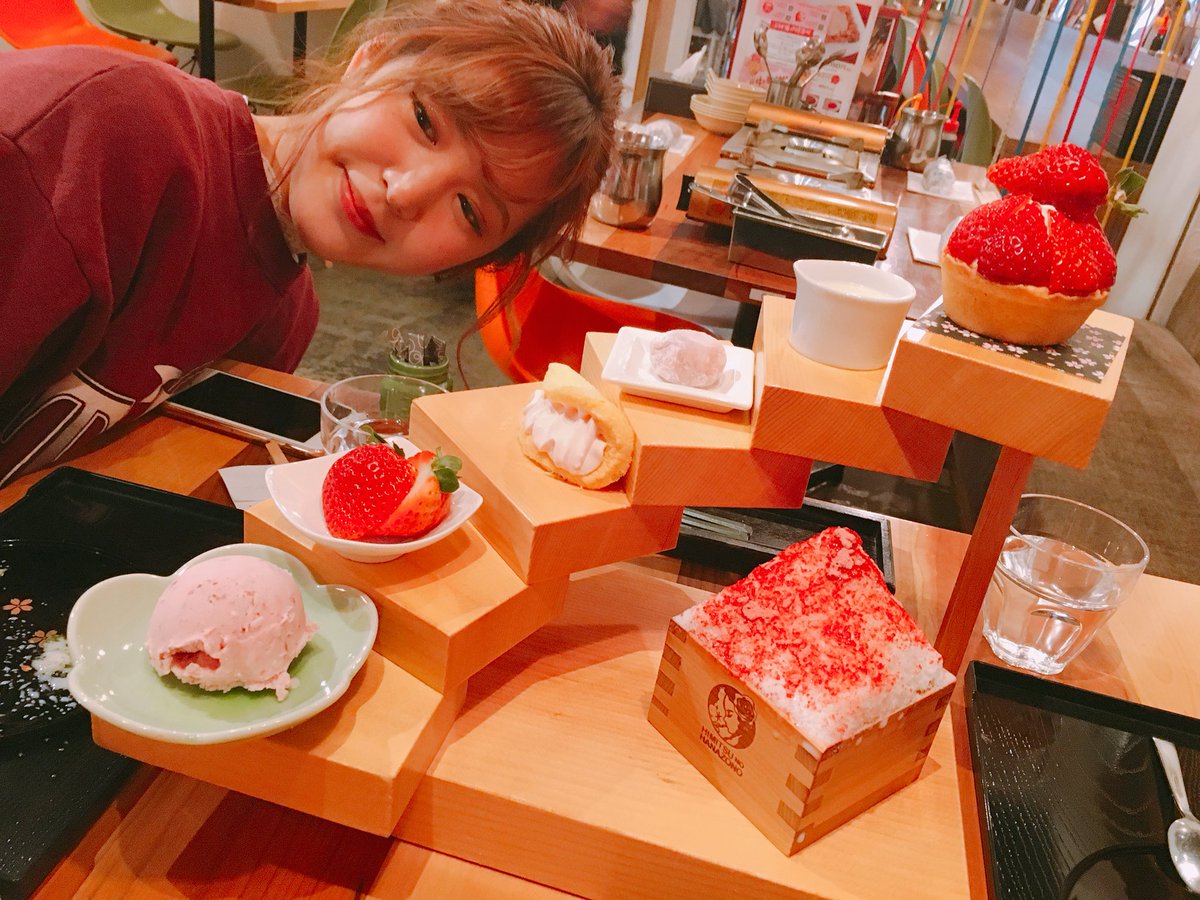 0517Goosehouse's tweet photo. 今更ですが...💦
1月29日  in天神
なんちゃ4人揃って遊ぶの2回目説😂
やっぱこの4人は落ち着く😌
行ってみたかったお店色々行けて良かった🙌🏻💕
さきの誕生日サプライズ出来たし最高やった✌🏻️
#ひみつのはなぞの#抹茶タワー#いちごタワー#6年4組#かずはウルトラマン参上 https://t.co/wtRyPJVH6N