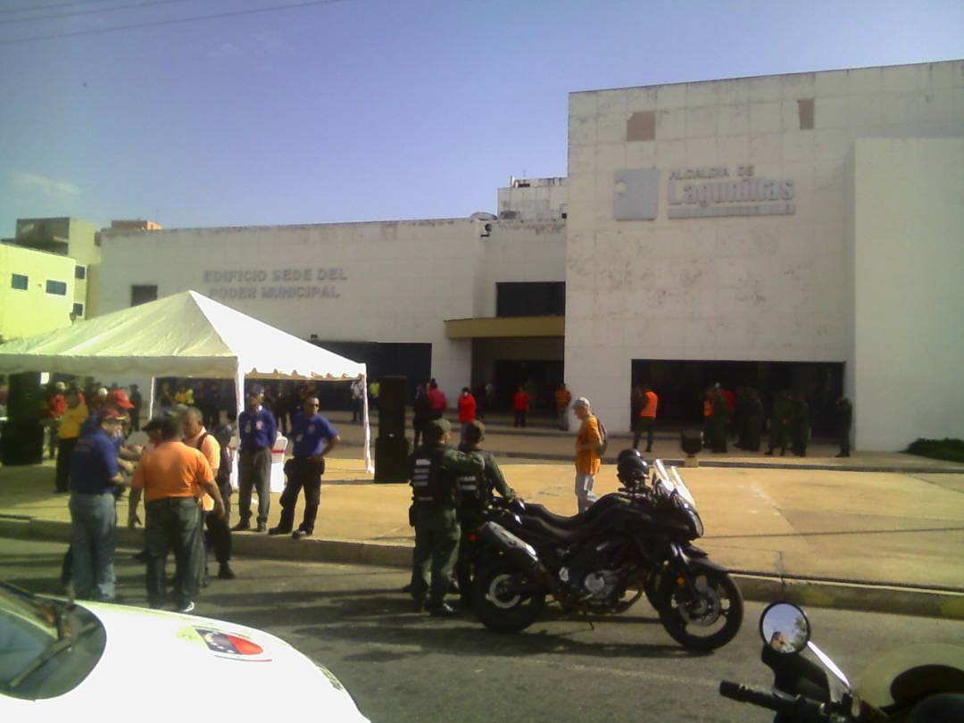 #AEstaHora se realiza  demostración de los niveles de fuerzas con los diferentes #CuerposDeSeguridad #GNB #CPEBEZ <a href="/MPECOLZulia/">MancomunidadPolicial</a> #CuerpoDeBomberos Lagunillas  #GrupoDeRescate4X4 #BAPA #ProtecciónCivil #PNB con la presencia del Alcalde del Mcpio. Lagunillas #OperativoCarnaval2018