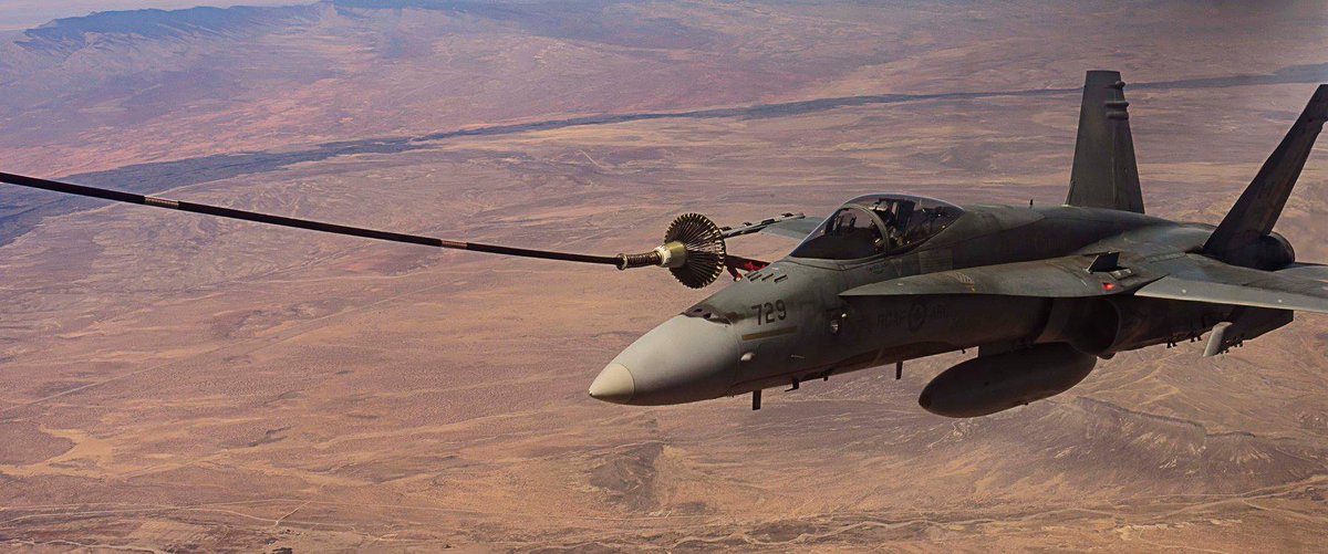 ARC_RCAF's tweet photo. Ravitaillement air-à-air au Nouveau-Mexique ce #vendredichasseur Membres de la 4e et 17e Escadre travaillent ardemment pendant l'entraînement avec nos #alliés à la base aérienne Holloman en Nouveau-Mexique durant l’Exercice SANDY FLEECE 2018. #VolEnFormation https://t.co/6SsUopcn4I