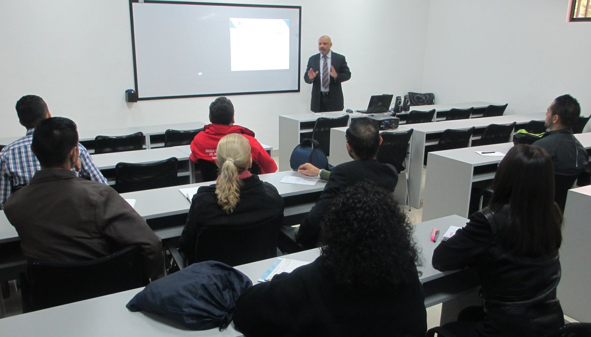 EscuelaFiscalMP's tweet photo. #EsteViernes | En la #FENFMP dictamos el #Taller "Bienes Públicos" en el que participan servidores y servidoras del Sistema de Justicia Venezolano, abogados y abogadas de libre ejercicio, profesionales de carreras afines | Facilitador: abg. José Luis Rodríguez #AFA https://t.co/KXBzyPtE4A