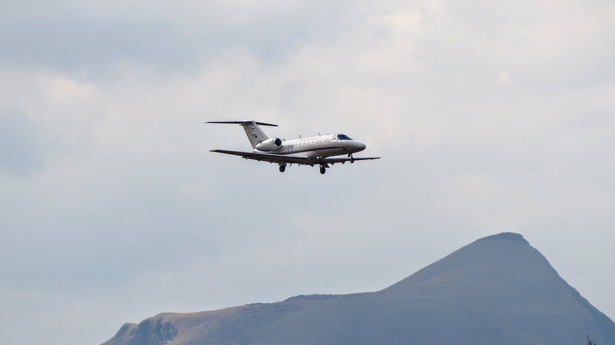 k19ch1's tweet photo. 八丈島空港(RJTH)にCessna 525C Citation CJ4が飛来。
callはチェックスター10
空港設備のチェックかな…
#八丈島空港 #RJTH #JA010G #JCAB
#八丈島民図鑑 https://t.co/fp85hLbfeR