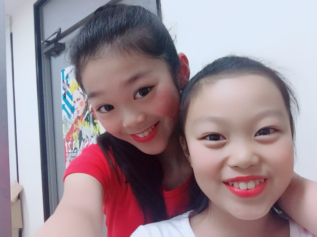 ahamada3939's tweet image. 今日のモデルレッスン👠
講師は、りな先生💓
レッスンでは、にこるんの動画を見てウォーキングの時の骨盤の動きを勉強✏️
仲良しのかのんちゃんとも写真をパシャリ🤳

#KCE広島校 
#レッスン 
#キッズモデル