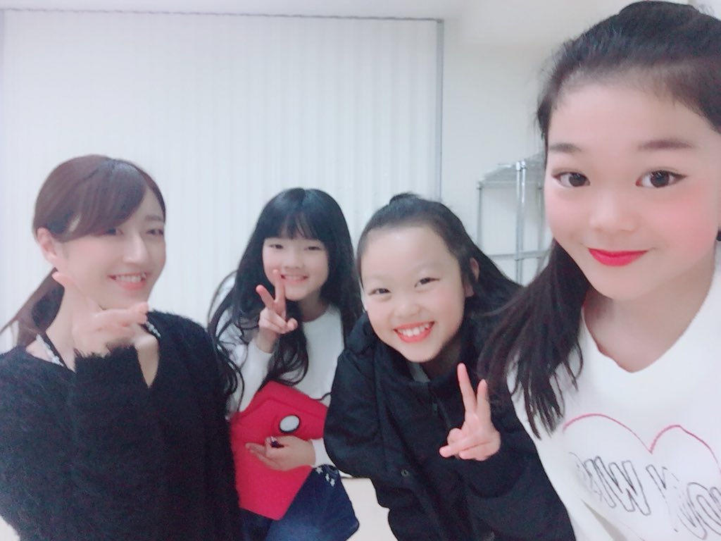 ahamada3939's tweet image. 今日のモデルレッスン👠
講師は、りな先生💓
レッスンでは、にこるんの動画を見てウォーキングの時の骨盤の動きを勉強✏️
仲良しのかのんちゃんとも写真をパシャリ🤳

#KCE広島校 
#レッスン 
#キッズモデル