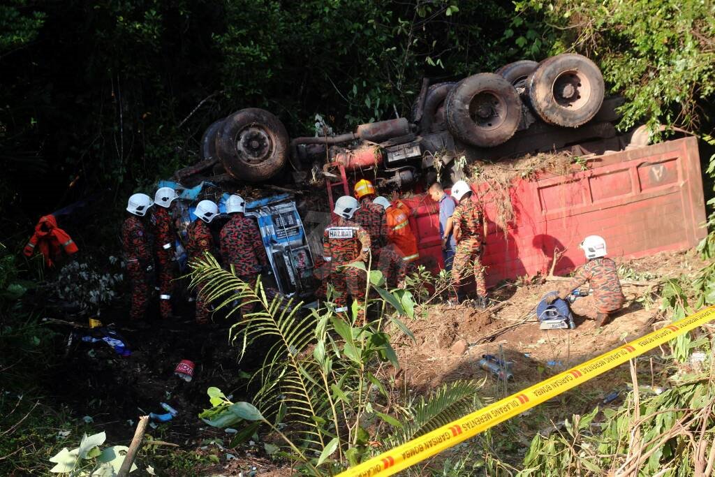 Bernama Ar Twitter Seorang Pemandu Lori Maut Selepas Terperangkap Di Bawah Kepala Lori Lebih Lapan Jam Dalam Kemalangan Yang Berlaku Pada 1 40 Petang Di Jalan Kuantan Kemaman Berhampiran Sungai Ular Kuantan Operasi Masih