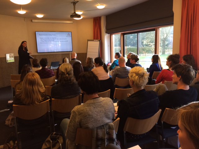 AugeoFoundation's tweet photo. Hoe introduceer je het thema huiselijk geweld in de klas? Hoe ga je bijvoorbeeld om met een emotionele leerling? 26 docenten gingen hiermee aan de slag tijdens onze masterclass. Lees meer over hun belevingen en tips die jij kunt meenemen: https://t.co/etI4fclOJa https://t.co/gyOcCWnirY