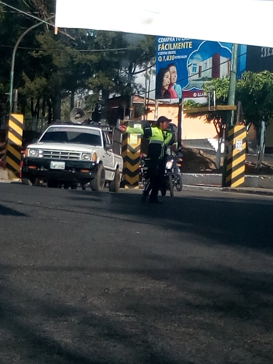 SaulRamrez15's tweet photo. Felicitaciones a la agente que estaba en el ingreso a lodebran, exelente sentido común para dirigir el tránsito. @EmixtraPablo @traficogt https://t.co/N72riOGYFz