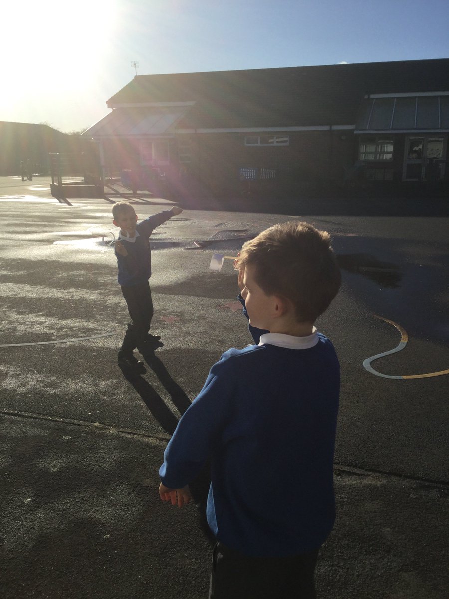 MissDrakeNYPS's tweet photo. Making the most of the sunshine today in #engineeringforfamilies☀️ Today we are aeronautical engineers making hand gliders✈️😁 @nustem_uk @Newyorkprimary https://t.co/Y58XvLfFW4