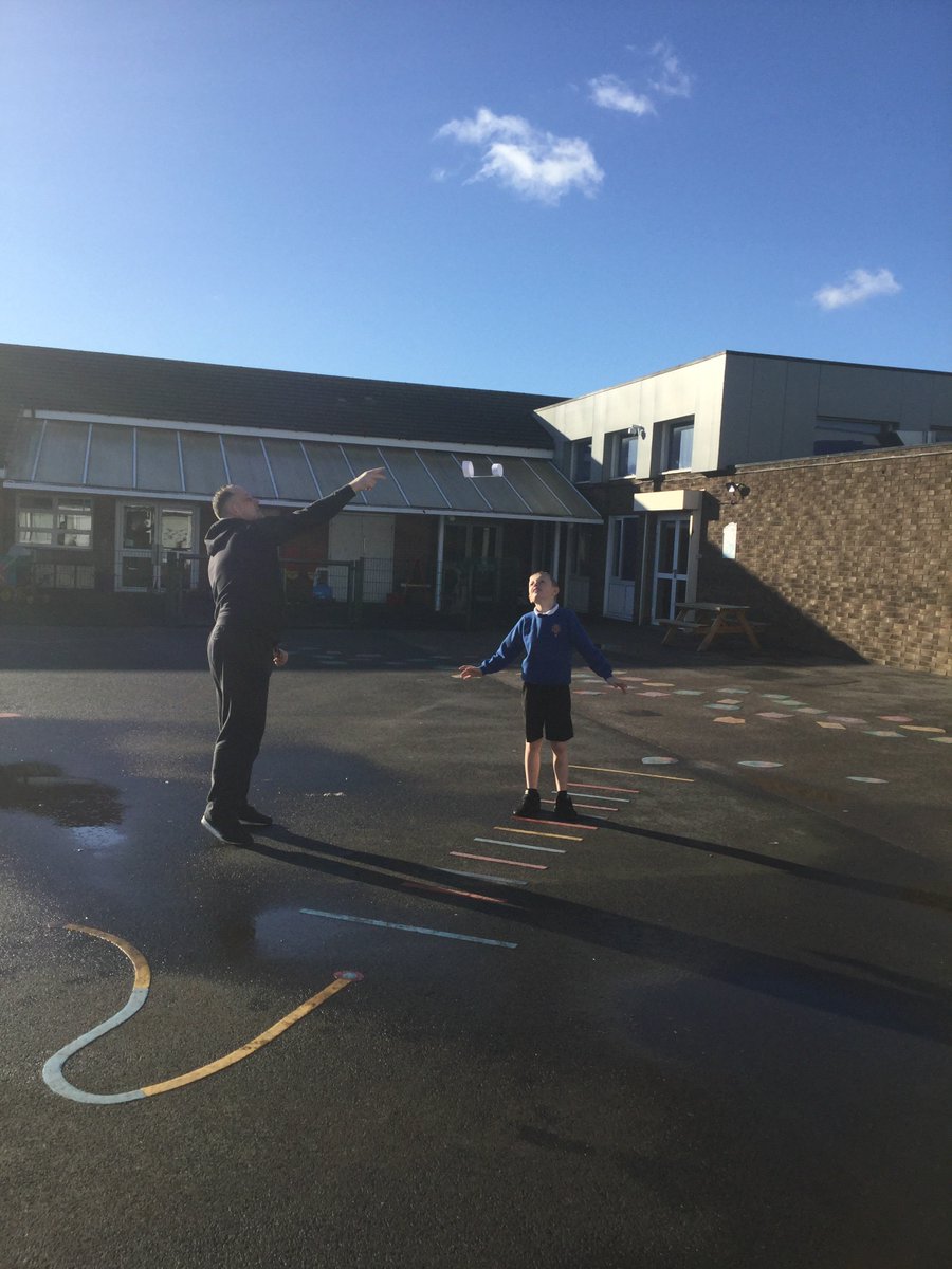MissDrakeNYPS's tweet photo. Making the most of the sunshine today in #engineeringforfamilies☀️ Today we are aeronautical engineers making hand gliders✈️😁 @nustem_uk @Newyorkprimary https://t.co/Y58XvLfFW4