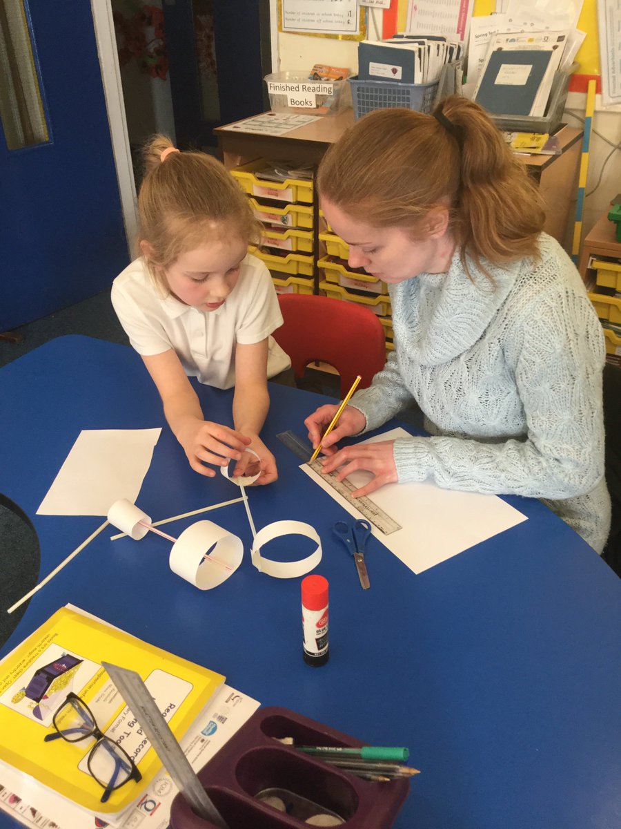 MissDrakeNYPS's tweet photo. Making the most of the sunshine today in #engineeringforfamilies☀️ Today we are aeronautical engineers making hand gliders✈️😁 @nustem_uk @Newyorkprimary https://t.co/Y58XvLfFW4