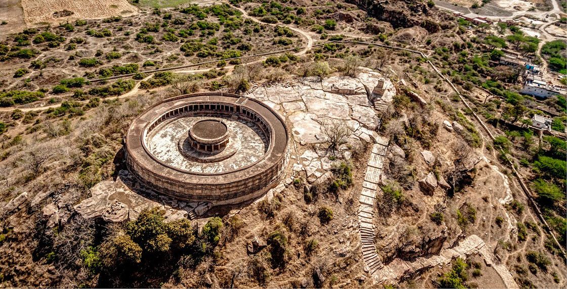 ajoobaindia's tweet photo. Magnificent #MadhyaPradesh 
#Chausath(64) Yogini Ekattarso #Shiva temple in #Mitawali – Rarest circular temple of 9th century on banks of #ChambalRiver, was built by Maharaja Devapala, dedicated to the tantric sect of Chausath Yogini – practitioner of  #yoga....🐿️ https://t.co/R6QD2D8CxK