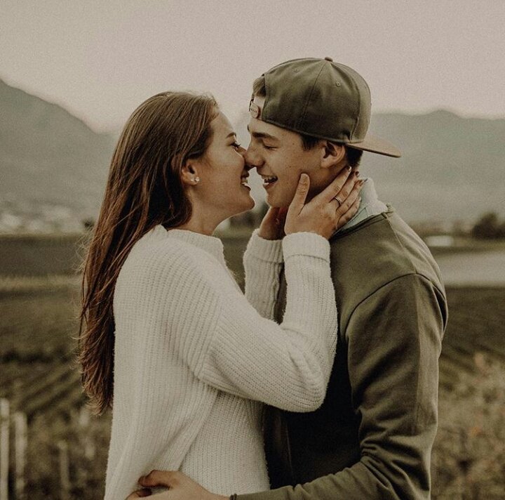 Ella abre los ojos,
y vuelve loca a toda 
la cordura humana. 

—noveno mes, chica scout.