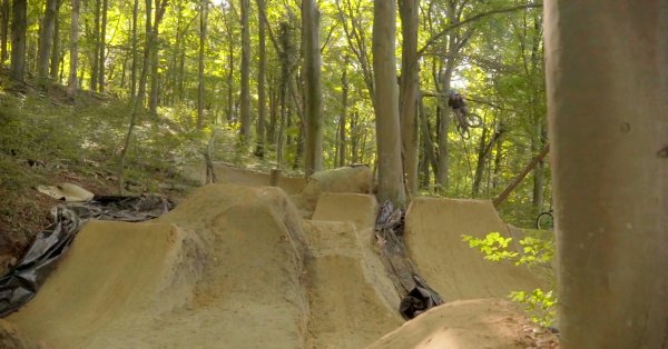 Some French trails vibes on this fine Friday morning!
canyoudigitbmx.com/a-day-in-the-f…