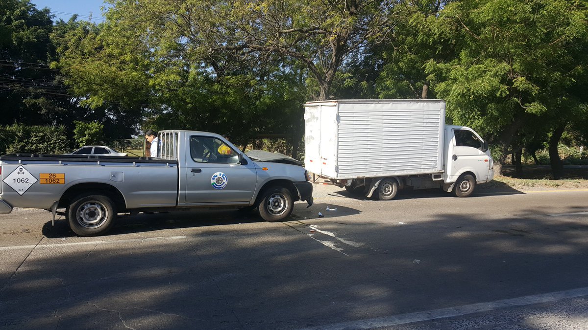 Nitro_27's tweet photo. Aparatoso accidente en carretera panamerica a la altura del kilómetro 30 1/2 frente  a ex Gumarsal @TN21sv https://t.co/kWh3S98OLY