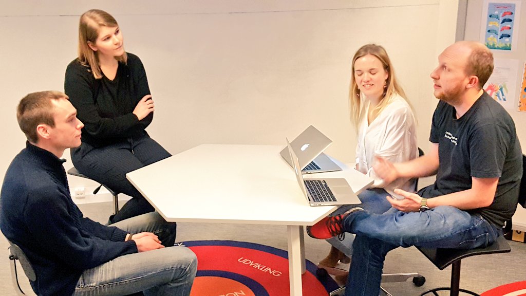 JosefineBrinck's tweet photo. Future: Vi øver argumentationer for brug af spil i undervisningen 😁🤓 #forældremøde #uccfct #gamebasedlearning #fremmedravkæden @muldertweeting https://t.co/bFtXqcxFT1