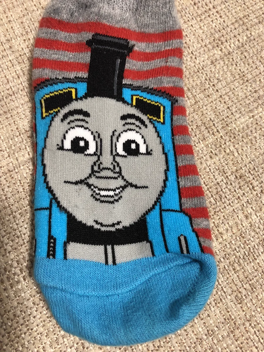 これは子供が怯える！トーマス靴下の表と裏で全然違うｗｗｗ