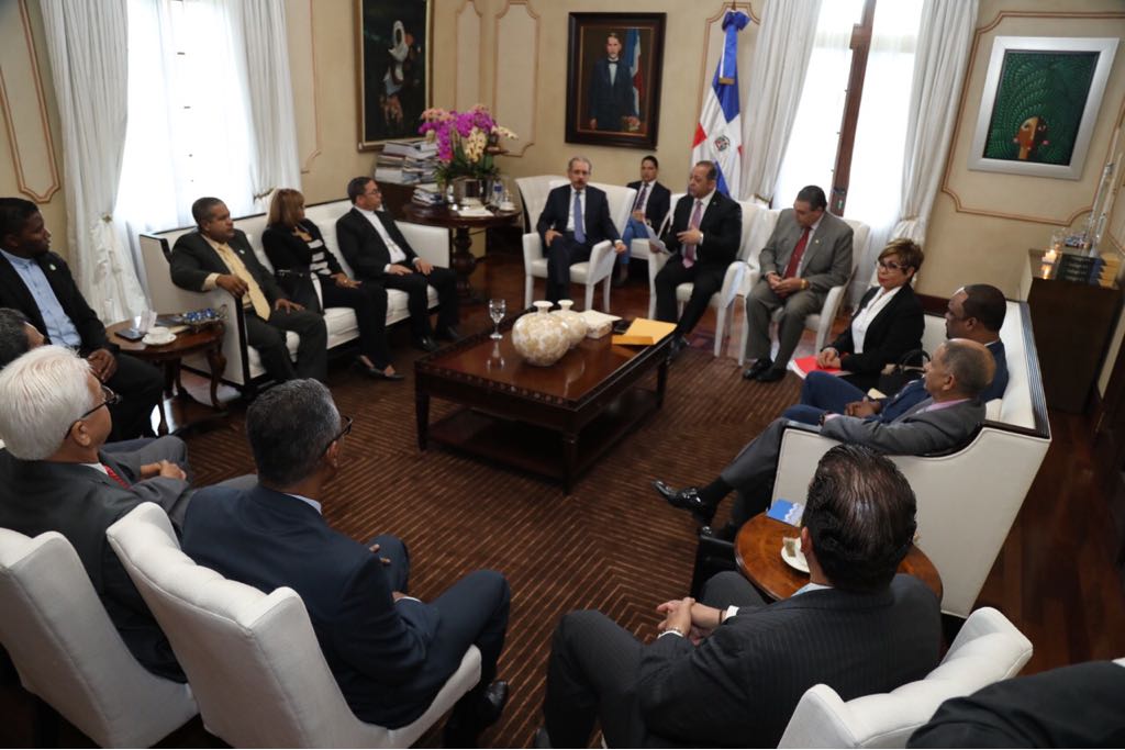 GobiernoDanilo's tweet photo. Junto a las autoridades locales de la provincia, presidente @DaniloMedina conoce situaciones que afectan a San Pedro de Macorís.

Presentes senador, diputados, gobernador, alcalde y líderes religiosos. https://t.co/Tpn2PzEGuq