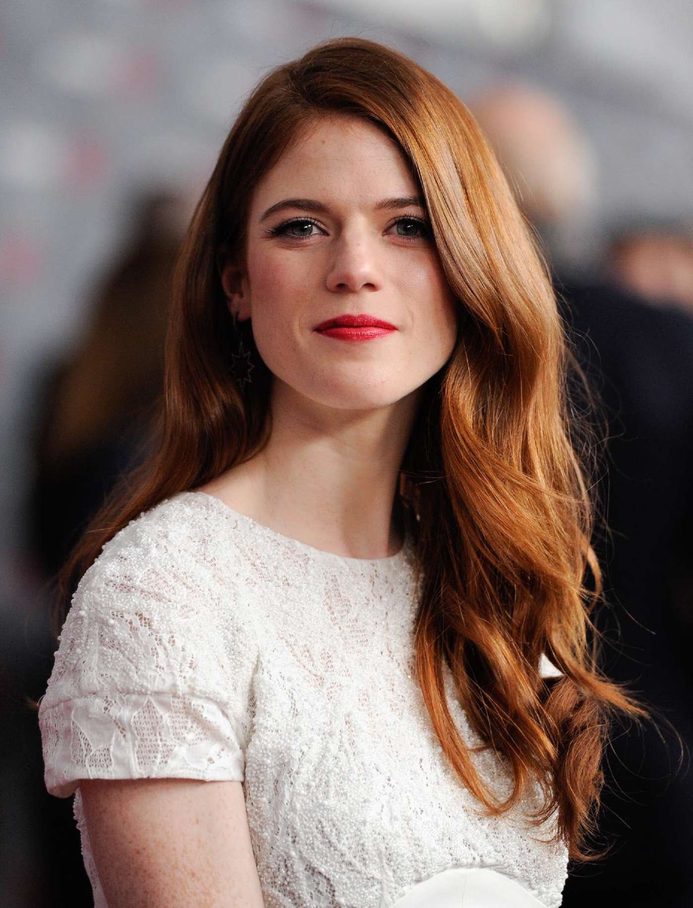 HAPPY BIRTHDAY ROSE LESLIE   Ti auguro tantissima felicità! Te la meriti 