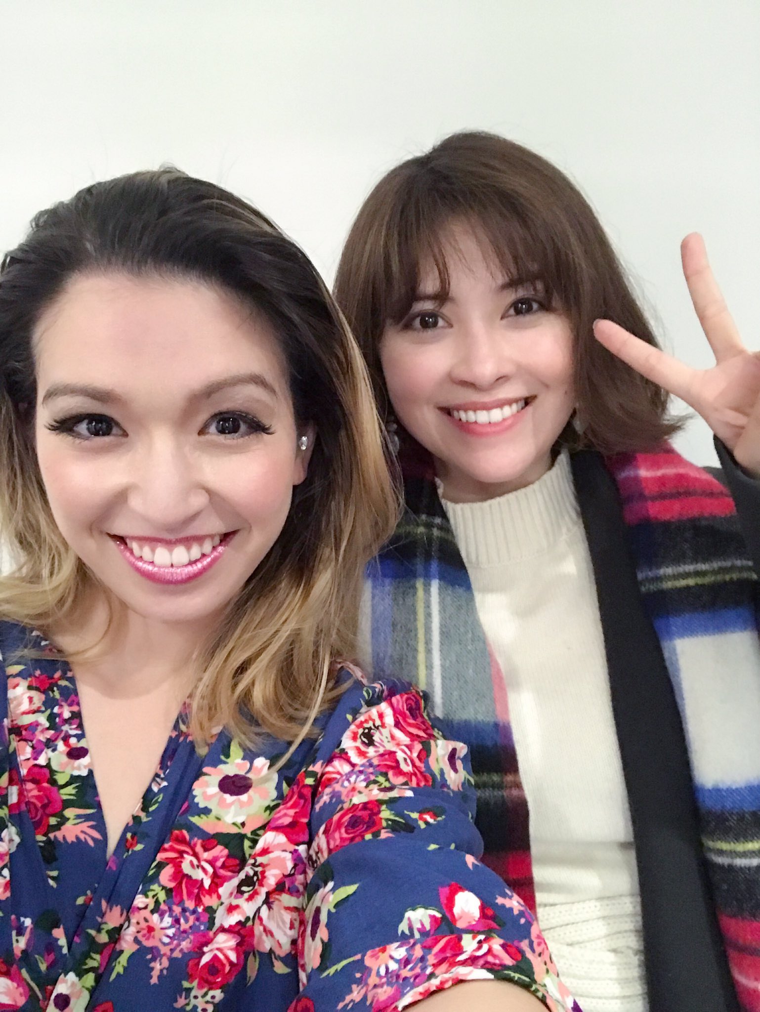 ダンドイ舞莉花 Marika Dandoy ハーフ仲間エマーーー 私たちが楽屋で話してると外国オーラがすごいらしい笑 リューン 宮澤エマ T Co 1ouvaqft5e Twitter