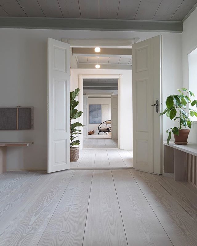 Happy weekend, everyone! Here's another shot from the <a href="/dinesen/">Dinesen</a> country home because a beautiful Scandinavian interior never disappoints. #scandinavianstyle #interiorinspo #woodenfloors #architecturelover #adgermany 📸 <a href="/andershviid/">andershviid</a>