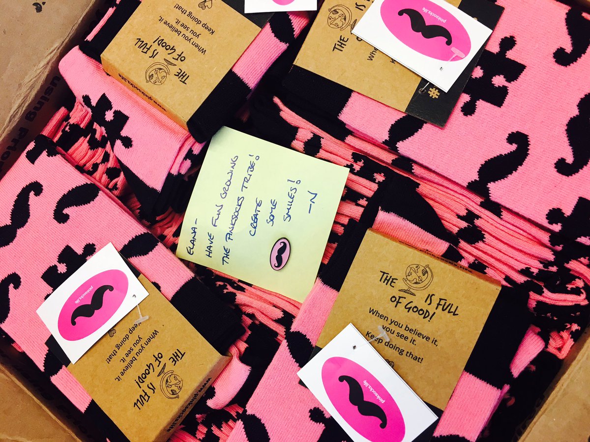 lenisocial's tweet image. OMGosh 😲 #pinksocks are here guys! #HIMSS18, I&apos;m ready for you! Look for me, I&apos;ll be rocking these in #4444 @InterSystems