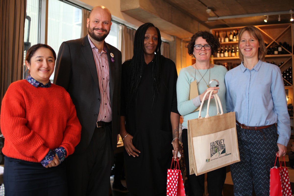 Residents up and down the borough are reclaiming streets &amp; estates so children can play outside. 
Today <a href="/mayorofhackney/">Mayor of Hackney</a> &amp; @feryaldemirci said thank you to the fantastic residents who make it happen.
Find out about running a play street where you live
👉hackney.gov.uk/play-streets