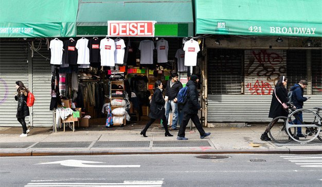 mkdirecto's tweet photo. La marca de ropa Diesel riza el rizo y se falsifica a sí misma en una tienda muy "cutre" https://t.co/X19PGjVOW9 https://t.co/411sV1LTk9