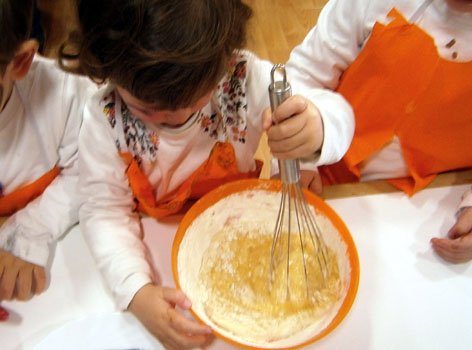 infantslalba's tweet photo. Avui hem celebrat la festa de Carnestoltes. Ens hem disfressat de cuiners i hem fet un pastís de xocolata, molt i molt bo. https://t.co/CSpJYCWBM4