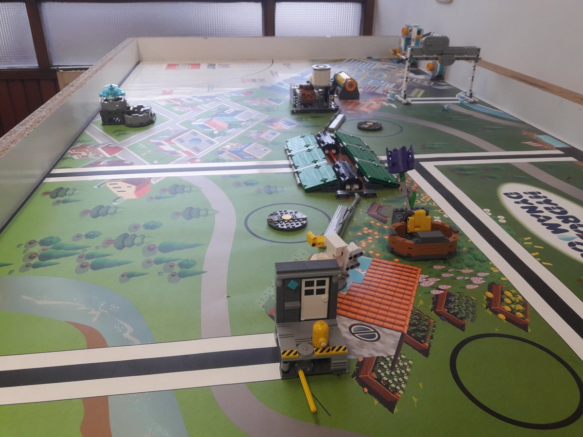 haudahau's tweet photo. Terminados los ensayos y pruebas de @fllGteam en un día intenso. El material recogido y preparado. Mañana FIRST, LEGO, LEAGUE,... #FLLEuskadi @gaztelueta https://t.co/k27RzCkMVU