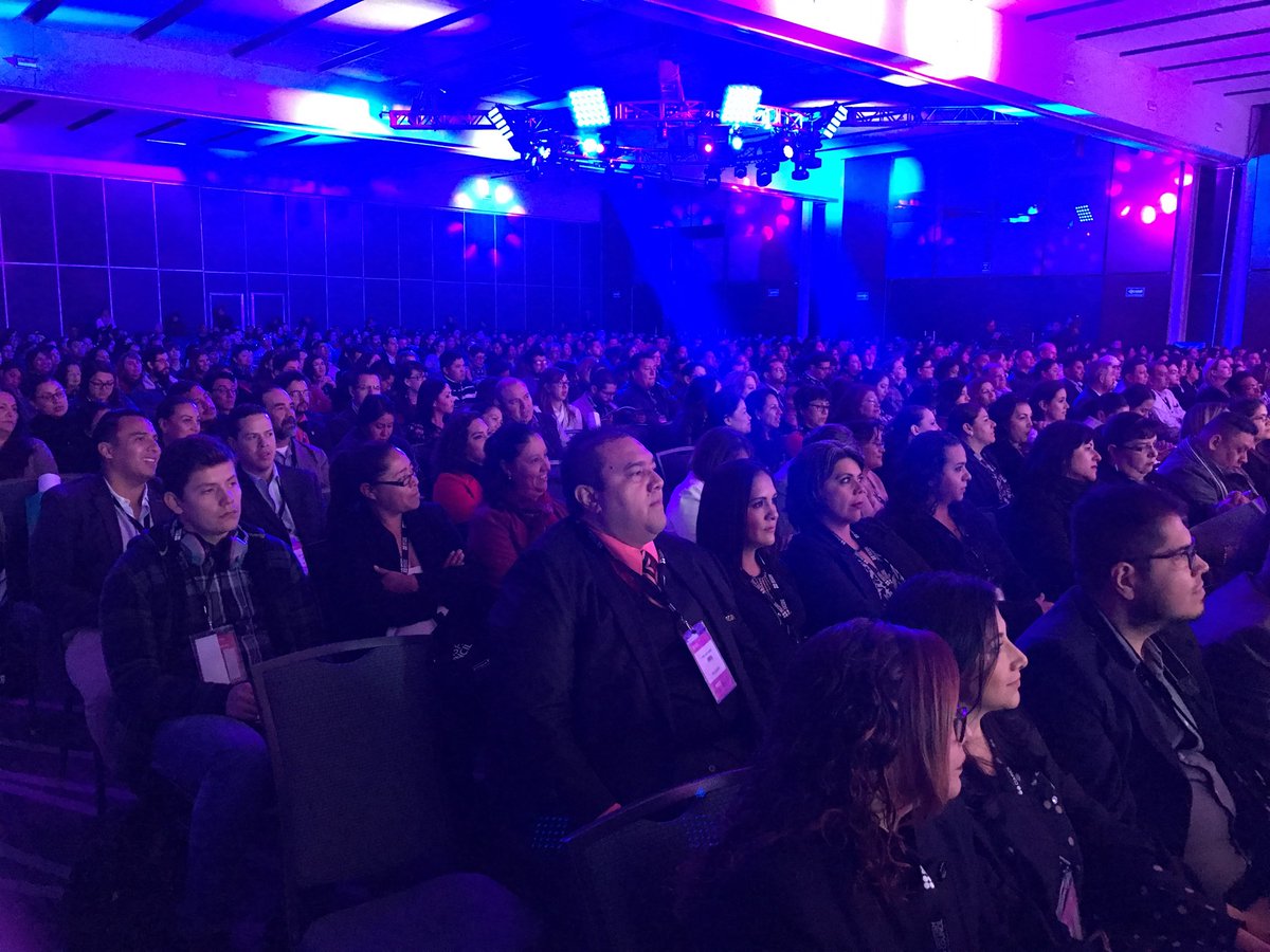 luis_gomez_gtz's tweet photo. Apoyo Secretario @ponchogomezg 80 docentes @ProNIJAL primaria y secundaria que concluyeron Certificación en Enseñanza del Ingles CELT de @CambridgeESOL asisten a la Convención #BBELT @mxbritish aliado @SecEducacionJal gracias por promover desarrollo profesional  @sandovalbasica https://t.co/aOV12zFREP