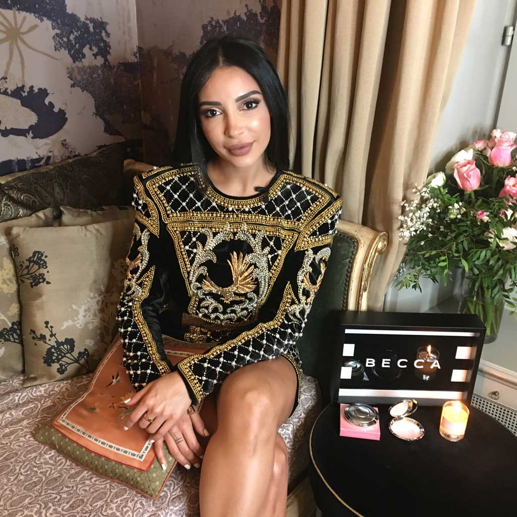 ELLEfrance's tweet photo. #Beaute Sananas nous dévoile son nouvel highlighter qui va rendre folle les Américaines et les Françaises https://t.co/GJmX9W0Fqy https://t.co/nhRVzcX1LF