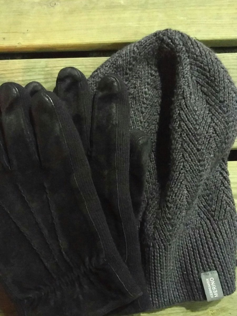 Narikasta pelastettiin pipo ja hanskat, pistä DM tai sähköpostia jos tunnistat omaksi :) #wpfi #WCJKL