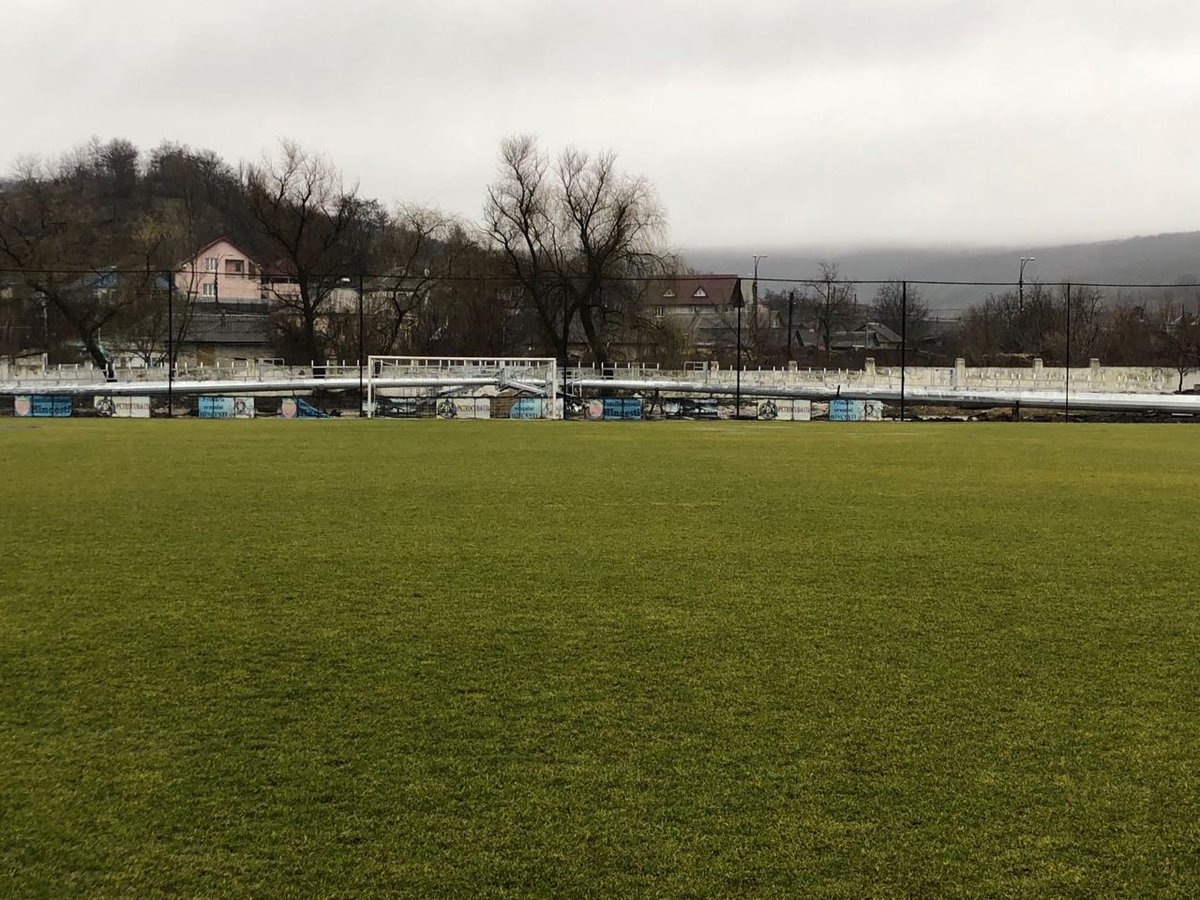 Doi dintre cei 4 stâlpi ai instalaţiei de nocturnă de la Stadionul Municipal Hâncești au fost deja montaţi la sol.