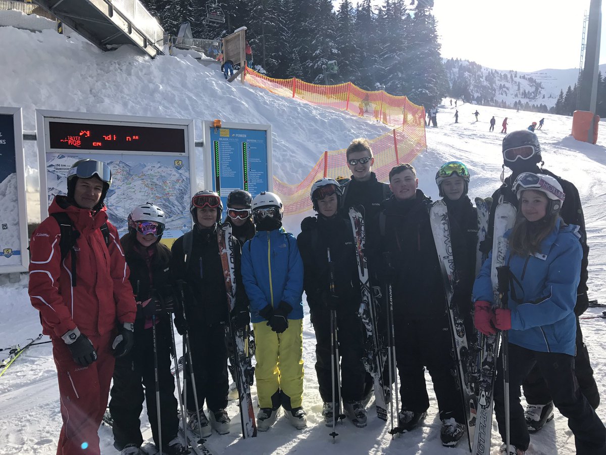 ErithSki18's tweet photo. Four skiing groups with instructors 👍🏻😃🎿⛷❄️ https://t.co/c7yperpmSa